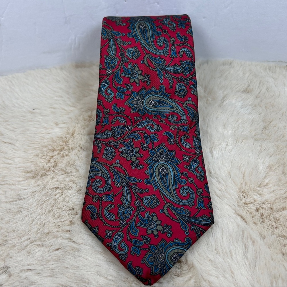 Geoffrey Beene Red and Blue Paisley Tieโ